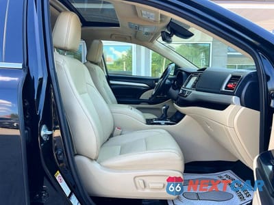 Piąte zdjęcie samochodu w środku: 2018 TOYOTA HIGHLANDER XLE VIN:5TDJZRFH6JS558378 - miniatura