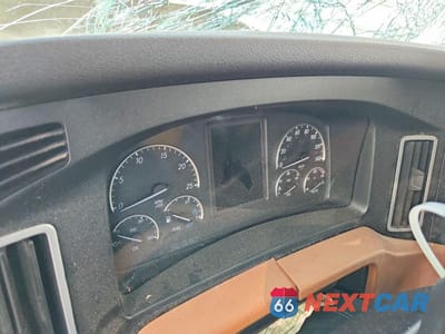 Zdjęcie 8 z 10 samochodu: 2018 FREIGHTLINER CASCADIA 126 SEMI TRUCK VIN:3AKJHHDR5JSJW2157 - miniatura