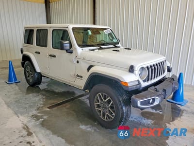 Czwarte zdjęcie samochodu z boku: 2026 JEEP WRANGLER SAHARA VIN:1C4PJXEN6TW186024 - miniatura