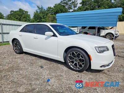 Czwarte zdjęcie samochodu z boku: 2015 CHRYSLER 300 S VIN:2C3CCABG8FH772873 - miniatura