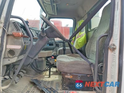 Piąte zdjęcie samochodu w środku: 2006 VOLVO VNL SEMI TRUCK VIN:4V4NC9TGX6N421377 - miniatura
