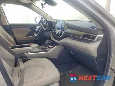Piąte zdjęcie samochodu w środku: 2022 TOYOTA HIGHLANDER LE VIN:5TDBZRBH9NS577099 - miniatura