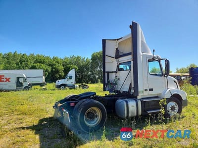 Czwarte zdjęcie samochodu z boku: 2016 VOLVO VNL SEMI TRUCK VIN:4V4N39TG2GN965499 - miniatura