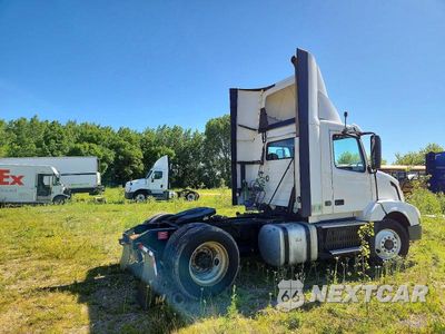 Czwarte zdjęcie samochodu z boku: 2016 VOLVO VNL SEMI TRUCK VIN:4V4N39TG2GN965499 - miniatura