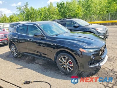 Czwarte zdjęcie samochodu z boku: 2017 MASERATI LEVANTE LUXURY VIN:ZN661XUL2HX229561 - miniatura