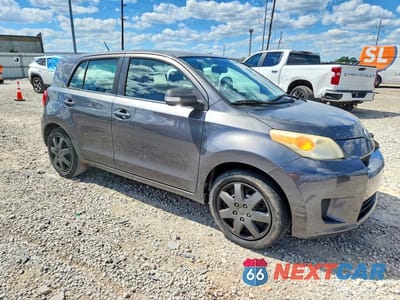 Czwarte zdjęcie samochodu z boku: 2009 SCION XD BASE VIN:JTKKU10469J046843 - miniatura