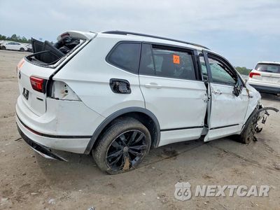 Trzecie zdjęcie samochodu z tyłu: 2020 VOLKSWAGEN TIGUAN SE VIN:3VV2B7AX7LM164047 - miniatura