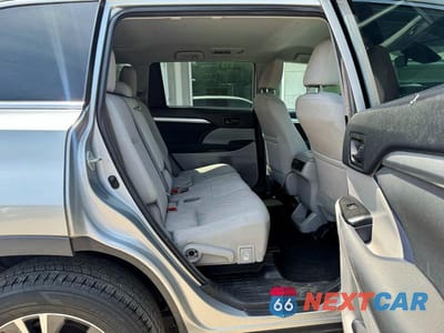 Zdjęcie 6 z 12 samochodu: 2018 TOYOTA HIGHLANDER LE VIN:5TDBZRFH1JS833126 - miniatura