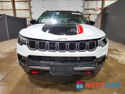 Piąte zdjęcie samochodu w środku: 2025 JEEP COMPASS TRAILHAWK VIN:3C4NJDDNXST556564 - miniatura