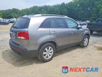 Trzecie zdjęcie samochodu z tyłu: 2013 KIA SORENTO LX VIN:5XYKTDA26DG349722 - miniatura