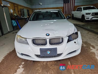 Piąte zdjęcie samochodu w środku: 2011 BMW 328 XI SULEV VIN:WBAPK5C56BA662186 - miniatura