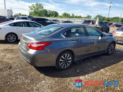 Trzecie zdjęcie samochodu z tyłu: 2017 NISSAN ALTIMA 2.5 SV VIN:1N4AL3AP8HC275981 - miniatura