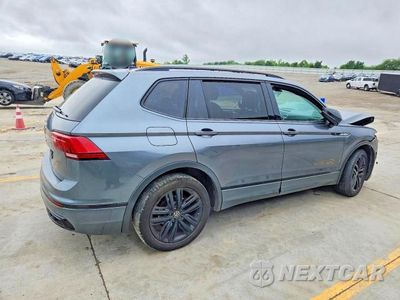 Trzecie zdjęcie samochodu z tyłu: 2022 VOLKSWAGEN TIGUAN SE R-LINE BLACK VIN:3VVCB7AX9NM064555 - miniatura