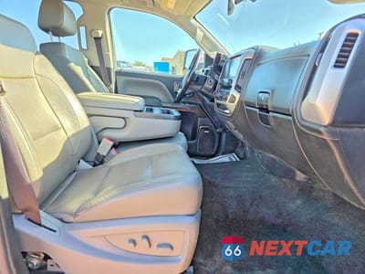 Piąte zdjęcie samochodu w środku: 2017 GMC SIERRA K2500 SLT VIN:1GT12TEY3HF187497 - miniatura