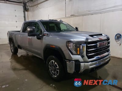 Czwarte zdjęcie samochodu z boku: 2025 GMC SIERRA K3500 SLT VIN:1GT4UUEY1SF302361 - miniatura