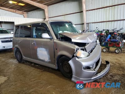 Czwarte zdjęcie samochodu z boku: 2004 TOYOTA SCION XB VIN:JTLKT324X40156381 - miniatura