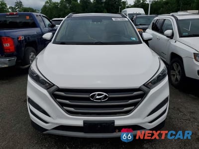 Piąte zdjęcie samochodu w środku: 2018 HYUNDAI TUCSON VALUE VIN:KM8J3CA25JU684742 - miniatura
