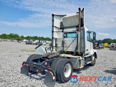 Czwarte zdjęcie samochodu z boku: 2017 VOLVO VNL SEMI TRUCK VIN:4V4N39TG1HN987950 - miniatura