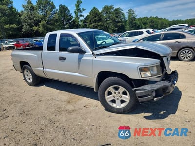 Czwarte zdjęcie samochodu z boku: 2009 DODGE DAKOTA SXT VIN:1D7HE32KX9S778107 - miniatura