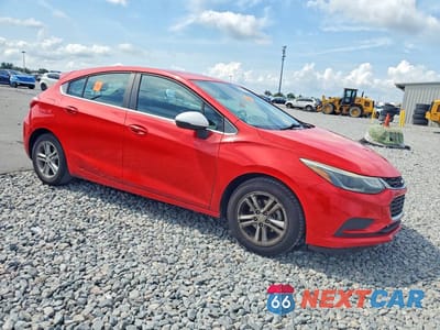 Czwarte zdjęcie samochodu z boku: 2017 CHEVROLET CRUZE LT VIN:3G1BE6SM0HS569280 - miniatura