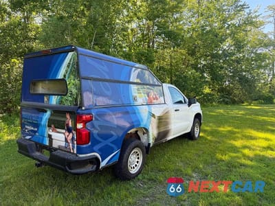 Czwarte zdjęcie samochodu z boku: 2020 CHEVROLET SILVERADO K1500 VIN:3GCNYAEF5LG194297 - miniatura