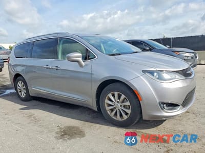 Czwarte zdjęcie samochodu z boku: 2018 CHRYSLER PACIFICA VIN:2C4RC1BG7JR110646 - miniatura
