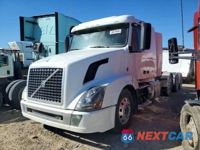 Drugie zdjęcie samochodu z przodu: 2017 VOLVO VNL SEMI TRUCK VIN:4V4N99EH8HN977291 - miniatura