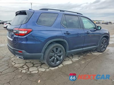 Trzecie zdjęcie samochodu z tyłu: 2025 HONDA PILOT SPORT VIN:5FNYG2H33SB008672 - miniatura