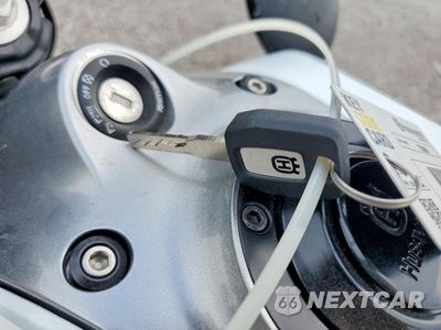Zdjęcie 8 z 9 samochodu: 2023 HUSQVARNA VITPILEN 401/SVARTPILEN 401 VIN:MD2JUJ404PC224836 - miniatura