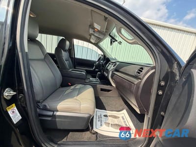 Piąte zdjęcie samochodu w środku: 2015 TOYOTA TUNDRA SR5 VIN:5TFDW5F11FX433517 - miniatura