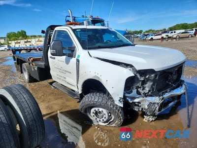 Czwarte zdjęcie samochodu z boku: 2025 FORD F550 SUPER DUTY VIN:1FDUF5HT8SDA17888 - miniatura