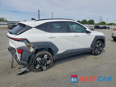 Trzecie zdjęcie samochodu z tyłu: 2024 HYUNDAI KONA SEL VIN:KM8HBCAB6RU181864 - miniatura