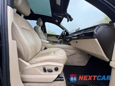 Piąte zdjęcie samochodu w środku: 2017 AUDI Q7 PREMIUM PLUS VIN:WA1LAAF7XHD031470 - miniatura