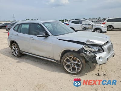 Czwarte zdjęcie samochodu z boku: 2015 BMW X1 XDRIVE28I VIN:WBAVL1C50FVY28150 - miniatura