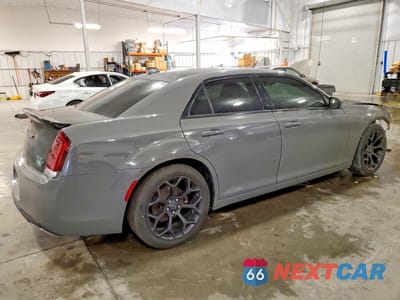 Trzecie zdjęcie samochodu z tyłu: 2019 CHRYSLER 300 S VIN:2C3CCABG4KH634094 - miniatura