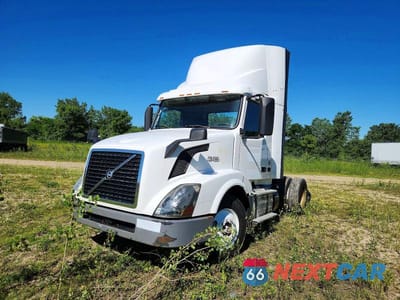 Drugie zdjęcie samochodu z przodu: 2016 VOLVO VNL SEMI TRUCK VIN:4V4N39TG2GN965499 - miniatura