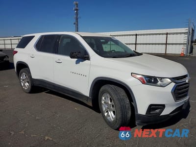 Czwarte zdjęcie samochodu z boku: 2019 CHEVROLET TRAVERSE LS VIN:1GNERFKW1KJ279298 - miniatura