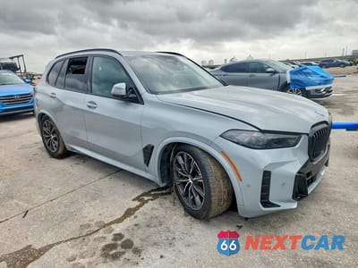 Czwarte zdjęcie samochodu z boku: 2025 BMW X5 XDRIVE50E VIN:5UX43EU02S9Y29486 - miniatura