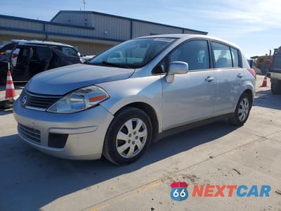 2009 NISSAN VERSA 1.8 S 3N1BC13E99L364644 - główne zdjęcie licytacji z USA - miniatura