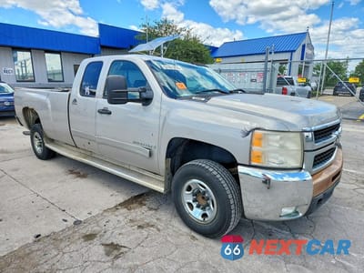 Czwarte zdjęcie samochodu z boku: 2007 CHEVROLET SILVERADO C2500 HEAVY DUTY VIN:1GCHC29K37E585602 - miniatura