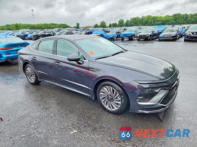 Czwarte zdjęcie samochodu z boku: 2025 HYUNDAI SONATA HYBRID LIMITED VIN:KMHL54JJ9SA109305 - miniatura