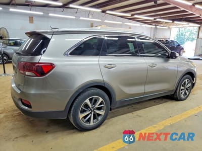 Trzecie zdjęcie samochodu z tyłu: 2019 KIA SORENTO EX V6 VIN:5XYPH4A58KG441462 - miniatura