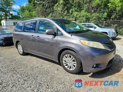 Czwarte zdjęcie samochodu z boku: 2013 TOYOTA SIENNA XLE 8-PASSENGER VIN:5TDYK3DC5DS362220 - miniatura