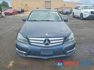 Piąte zdjęcie samochodu w środku: 2013 MERCEDES-BENZ C 250 VIN:WDDGF4HB9DR278543 - miniatura