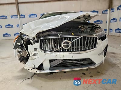 Piąte zdjęcie samochodu w środku: 2023 VOLVO XC60 PLUS VIN:YV4L12DE9P1257784 - miniatura