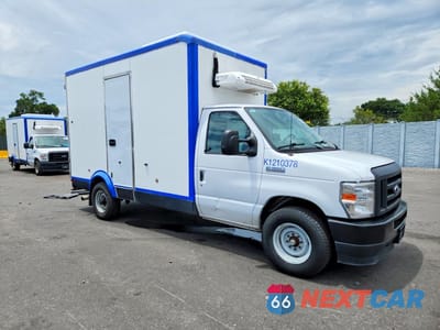 Czwarte zdjęcie samochodu z boku: 2023 FORD E350 REFRIGERATED BOX TRUCK VIN:1FDWE3FKXPDD14758 - miniatura