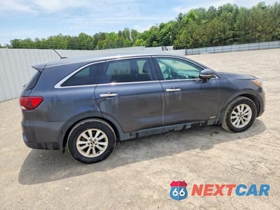 Trzecie zdjęcie samochodu z tyłu: 2019 KIA SORENTO LX V6 VIN:5XYPGDA57KG522746 - miniatura