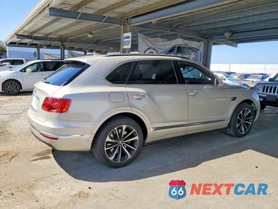 Trzecie zdjęcie samochodu z tyłu: 2018 BENTLEY BENTAYGA VIN:SJAAC4ZV4JC018083 - miniatura