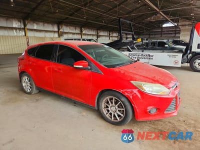 Czwarte zdjęcie samochodu z boku: 2013 FORD FOCUS SE VIN:1FADP3K26DL213753 - miniatura