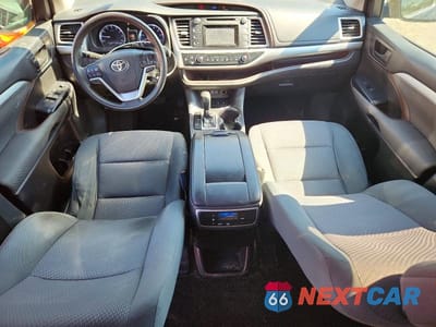 Zdjęcie 8 z 13 samochodu: 2018 TOYOTA HIGHLANDER LE VIN:5TDBZRFH7JS898904 - miniatura